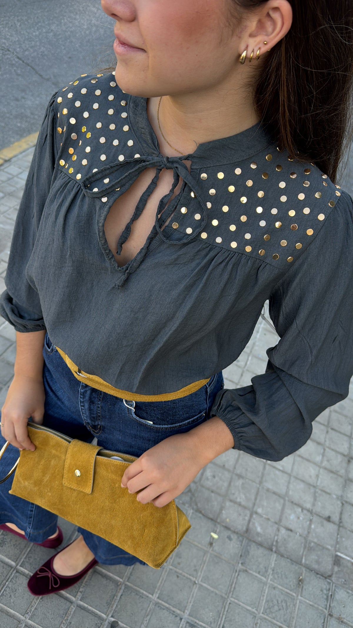 Blusa tachas Gris